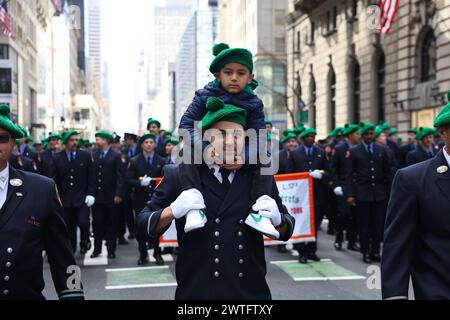 Emerald Society Green Berets marschieren in der St. Patrick's Day Parade auf der Fifth Avenue in New York, New York, Samstag, 16. März 2024. Die St. Patrick's Day Parade, eine der ältesten und größten Traditionen New Yorks, findet zum 263. Mal auf der Fifth Avenue statt. (Foto: Gordon Donovan) Stockfoto