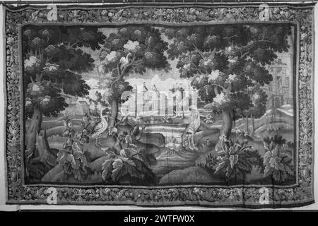 Vögel in Landschaft mit Wasserfall. Unbekannt ca. 1680-1720 Gobelin Abmessungen: H 9'2' x B 14'5' Gobelin Materialien/Techniken: Unbekannt Kultur: French Weaving Center: Aubusson Besitz Geschichte: French & Co. Erhalten von Frederick Sheldon 1965; zurückgegeben am 22.06.1965. 2 Vögel auf beiden Seiten des Flusses mit Wasserfall, zwischen blühenden Pflanzen und Bäumen; auf der gegenüberliegenden Seite Gebäude im Hintergrund (BRD), die Akanthusblätter mit Blumen und Früchten vermengt; (L & R BRD) Palmetten- und Lambrequin-Motive mit anderen dekorativen Elementen die unteren Enden der Seitenränder sind möglicherweise verkürzt und haben eine Kartusche Stockfoto