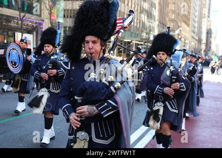 Mitglieder der Polizei Bergen County Pipes und Trommeln treten während der St. Patrick's Day Parade auf der Fifth Avenue in New York, New York, Samstag, 16. März 2024. Die St. Patrick's Day Parade, eine der ältesten und größten Traditionen New Yorks, findet zum 263. Mal auf der Fifth Avenue statt. (Foto: Gordon Donovan) Stockfoto