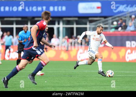 März 2024; Foxborough, MA, USA; FC Cincinnati Mittelfeldspieler Luciano Acosta (10) kontrolliert den Ball während des MLS-Spiels zwischen dem FC Cincinnati und der New England Revolution. Anthony Nesmith/CSM Stockfoto
