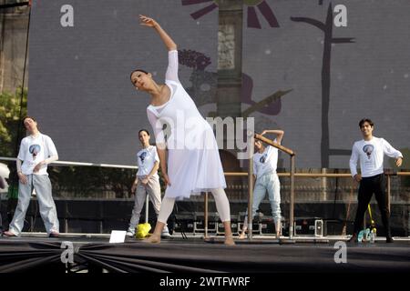 Mexiko-Stadt, Mexiko. März 2024. 17. März 2024, Mexico City, Mexiko: Die Haupttänzerin Elisa Carrillo Cabrera des Staatsballetts Berlin unterrichtet im Rahmen des Women's Time: Festival for Equality im Mexico City Zocalo einen massiven Ballettkurs mit mehr als 5000 Teilnehmern. Am 17. März 2024 in Mexico City, Mexiko (Foto: Luis Barron/Eyepix Group/SIPA USA) Credit: SIPA USA/Alamy Live News Stockfoto