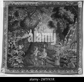 Rückkehr aus der Ernte. Teniers, David II (Flämisch, 1610-1690) (entworfen nach) [Maler] ca. 1700-1750 Gobelin Abmessungen: H 8'10' x B 8'10' 10' Gobelin Materialien/Techniken: Unbekannt Kultur: Flämisches Weberzentrum: Unbekannt Geschichte: Französisch & Co. Gekauft von Frau James P. Donohue 12.1948. In der Landschaft reicht ein Mann, der einen großen Korb hält, zum Gesicht einer Frau, die einen großen Krug auf dem Kopf und einen Korb in den Händen trägt; eine andere Frau, die Körbe auf dem Kopf und in den Händen trägt, geht hinter einem Paar; formeller Garten mit Springbrunnen im Hintergrund (BRD) stilisierte Muscheln durchsetzt mit Bändern durchkreuzt Stockfoto