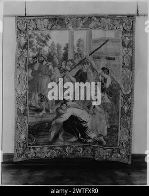 Telemachus-Szene. Unbekannt ca. 1700 Wandteppich Abmessungen: H 9'4' x B 8' Wandteppiche Materialien/Techniken: Unbekannt Kultur: Französisches Webzentrum: Beauvais Besitz Geschichte: Französisch & Co. In der Landschaft hält der Soldat Speer in die Höhe, während eine Frau mit Kindern vor sich herumkauen muss, Männer stehen im Hintergrund, Säule & Gebäude im Hintergrund R (UPR BRD) Kopf mit strahlenden Flammen (=Sonne) in Kartusche, flankiert von Eulen, offenen Büchern und Gefäßen; (LWR BRD) Kopf mit am Hals befestigten Flügeln in Kartusche, flankiert von Kriegstrophäen und Gefäßen; (L & R BRD) Kartusche flankiert von Girlanden und Muschelschmuck rechts von s Stockfoto