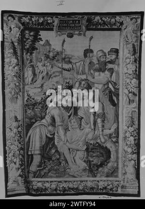 Joseph verkaufte sich in die Sklaverei und brachte ihn nach Ägypten: Joseph wird aus der Grube gezogen. Unbekannt ca. 1640-1660 Gobelin Materialien/Techniken: Unbekannt Kultur: Flämisches Weberzentrum: Unbekannt Besitz Geschichte: Französisch & Co. Inschriften: Inschrift in der oberen Grenzkartusche: HISTORIA / IACOB ET IOESEP / ET PHARAONIS während Josephs Brüder essen, ziehen Ishmaeliten (Midianiten) Kaufleute Joseph aus der Grube; er wird dann für 20 Silberstücke verkauft (Genesis 37:12-35) (BRD) (L & R BRD) vor dem Pilaster hängen Girlanden, gekrönt von Cherubim; (UPR BRD) mit Kartusche und i Stockfoto