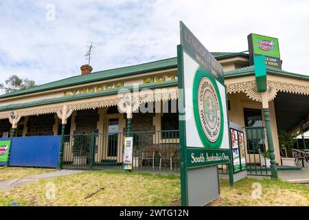 Australisches Pub, Lyndoch Hotel und Bar in Lyndoch, Barossa Valley, South Australia, 2024, wo Coopers Brauereibier verkauft werden Stockfoto