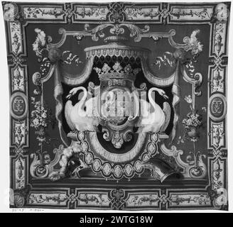 Kanzlerportière mit den Wappen der Familie Greder aus Solothurn, Schweiz. Unbekannt ca. 1691-1694 Wandteppich Abmessungen: H 9' x B 9'6' Wandteppich Materialien/Techniken: Wolle, Seide und Metallfäden Kultur: Französisches Weberzentrum: Paris Besitzgeschichte: Auftrag von Francois Laurent Greder, wahrscheinlich zwischen 1691 1694. Französisch & Co. ? USA, Missouri, Kansas City, Nelson-Atkins Museum of Art, Akno. 32-191/3. Flankiert von 2 Schwänen und in der Nähe von gefedertem Helm und Brustpanzer, unter dem Baldachin hängt an einem grotesken Rahmen (BRD) mit Arabesken mit Schalen und nachlaufendem Laub mit Obst und anderem Dekor Stockfoto