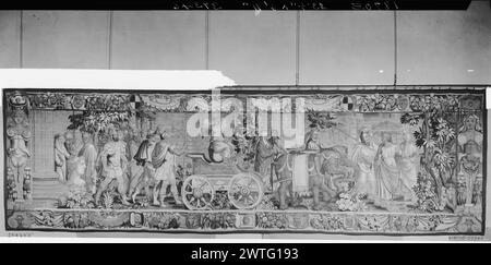 Der Triumph des Ruhms über den Tod. Unbekannt ca. 1550-1575 Gobelin Abmessungen: H 6'6' x B 23'5' Gobelin Materialien/Techniken: Unbekannt Kultur: Flämischer Besitz Geschichte: Französisch & Co. Gekauft von American Art Association (Edith Rockefeller McCormick Verkauf), fakturiert am 1934; verkauft an City Art Museum 23.10.1946. Usa, Missouri, St. Louis, Das Saint Louis Art Museum (?). Prozession mit geflügelter Personifikation des Ruhms, in Wagen gezeichnet von 2 Elefanten; (UPR BRD) Festoons & Swags mit Masken; (L & R BRD) Herms; (LWR BRD) Festoons & Swags mit Kartuschen & Bucrania French & Co. St Stockfoto