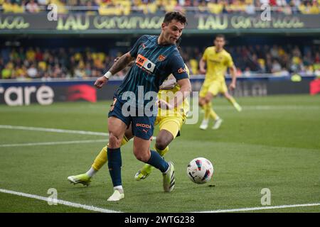 VILLARREAL, SPANIEN - 17. MÄRZ: Hugo Duro Mittelstürmer von Valencia CF tritt am 17. März 2024 in Villarreal, Spanien, beim LaLiga EA Sports Spiel zwischen Villarreal FC und Valencia CF um den Ball an. (Foto Von Jose Torres/Foto-Player-Bilder) Stockfoto