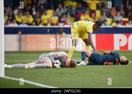 VILLARREAL, SPANIEN - 17. MÄRZ: Hugo Duro Mittelstürmer des Valencia CF und Filip Jorgensen Torhüter der Villarreal CF Verletzung während des LaLiga EA Sports Matches zwischen Villarreal FC und Valencia CF am 17. März 2024 im Estadio de la Ceramica in Villarreal, Spanien. (Foto Von Jose Torres/Foto-Player-Bilder) Stockfoto