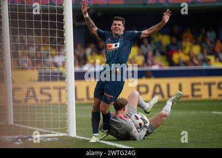 VILLARREAL, SPANIEN - 17. MÄRZ: Filip Jorgensen Torhüter von Villarreal CF tritt am 17. März 2024 im Estadio de la Ceramica in Villarreal, Spanien, mit Hugo Duro Mittelstürmer von Valencia CF um den Ball an. (Foto Von Jose Torres/Foto-Player-Bilder) Stockfoto