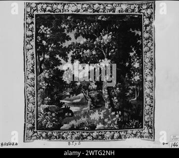 Landschaft mit Baumstamm in der Rodung. Unbekannt ca. 1675-1725 Gobelin Abmessungen: H 8'9' x B 8' Gobelin Materialien/Techniken: Unbekannt Kultur: Flämisches Weberzentrum: Unbekannt Besitz Geschichte: French & Co. Gekauft von Demotte, erhalten am 3.1925; verkauft an Mrs. L. C. Phipps 2015/1933 [SS 25773]. French & Co. Gekauft von Olaf Jonson n.d.; verkauft an Mrs. Milton Rettenberg 4/1945 (möglicherweise „a“ oder „b“ oder beides gekauft haben; nicht nachvollziehbar auf Lagerbogen) [SS 75103]. Verwandte Arbeiten: Panels im Set: GCPA 0236600-0236601, 0236583, 0236633 Stockfoto