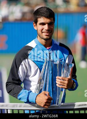 17. März 2024 Carlos Alcaraz aus Spanien hält die Siegertrophäe, nachdem er Daniil Medwedev im Herrenfinale während der BNP Paribas Open im Indian Wells Tennis Garden in Indian Wells, CA, besiegt hatte. Charles Baus/CSM Stockfoto