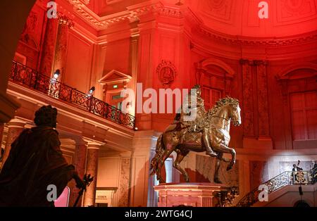 Berlin, Deutschland. März 2024. Die große Kuppelhalle im Bode-Museum mit der Kopie der Reiterstatue des Großen Kurfürsten auf dem ursprünglichen Sockel bei der Einstein Foundation Awards-Zeremonie. Quelle: Jens Kalaene/dpa/Alamy Live News Stockfoto