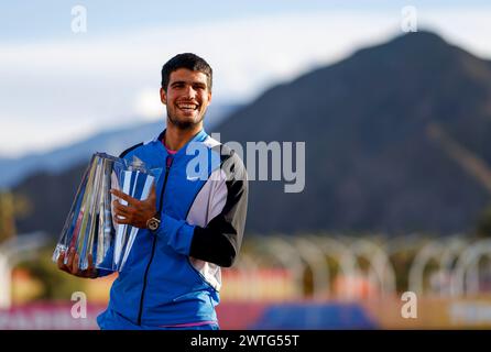 17. März 2024 Carlos Alcaraz aus Spanien posiert mit der Siegertrophäe, nachdem er Daniil Medwedev im Herrenfinale während der BNP Paribas Open im Indian Wells Tennis Garden in Indian Wells, KALIFORNIEN besiegt hat. Charles Baus/CSM Stockfoto