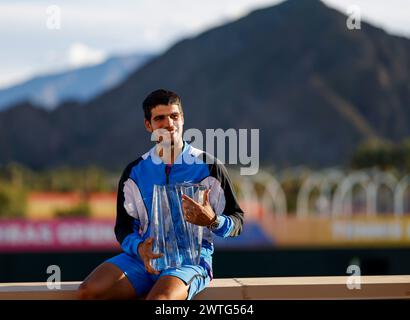 17. März 2024 Carlos Alcaraz aus Spanien posiert mit der Siegertrophäe, nachdem er Daniil Medwedev im Herrenfinale während der BNP Paribas Open im Indian Wells Tennis Garden in Indian Wells, KALIFORNIEN besiegt hat. Charles Baus/CSM Stockfoto