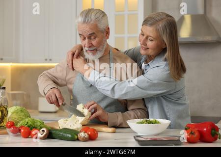 Gerne älteres Paar, gemeinsames Kochen in der Küche Stockfoto