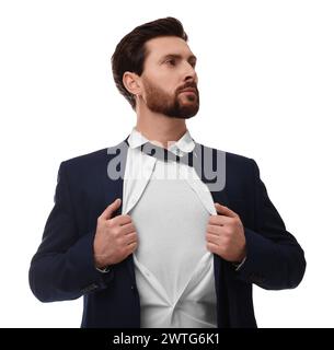 Selbstbewusster Geschäftsmann, der ein Superheldenkostüm unter dem Anzug auf weißem Hintergrund trägt Stockfoto