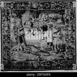 „Triumph“-Szene. Unbekannt ca. 1600 Gobelin Abmessungen: H 11 x B 12'1' Gobelin Materialien/Techniken: Unbekannt Kultur: Flämisches Weberzentrum: Oudenaarde Eigentumsgeschichte: Französisch & Co. Thronender Mann auf Wagen, begleitet von 2 Männern mit Turbanen, Soldat und Mann, der Pferde führt, die Wagen ziehen; in Landschaft mit steilen Hügeln im Hintergrund R (BRD) Laub mit Blumen und großen Früchten French & Co. Stock Sheet fehlt aus Archiv, 4328 Bennett, Tapestry San Francisco (1992), Nr. 45 Stockfoto