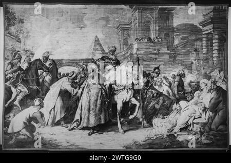 Mordechais Triumph. Troy, Jean Francois de (französisch, 1679-1752) (Cartoon-Schöpfer) [Maler] Neilson, Jacques (französisch, Jahrgang 1714-d.1788) (Werkstatt) [Weber] ca. 1761-1765 Gobelin Materialien/Techniken: Unbekannte Kultur: Französisches Weberzentrum: Paris Eigentumsgeschichte: Lord Foley (?). Baron Albert de Rothschild Coll. In Halton Castle, England, 1900 (?). Französisch & Co. Inschriften: Gewobene Signatur im mittleren Feld, unten rechts: NEILSON Ex. Mordechai, auf dem Pferd des Königs montiert, wird von Haman durch die Stadt geführt, begleitet von Reitern und Kriegern; Publikum von Zuschauern auf dem Weg, einige kniend & palac Stockfoto