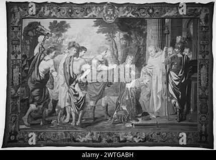 Historisches Ereignis mit französischem König. Unbekannt datiert 1659-1664 Wandteppich Abmessungen: H 10' x B 15' Wandteppiche Materialien/Techniken: Unbekannt Kultur: Französisches Weberzentrum: Paris Inschriften: Stadtmarkenbeschriftungen: Inschriften auf den Unterseiten links und rechts Ränder: SB (ineinander verflochten) Inschriften: Datum auf der unteren Wache, links: 1664 Inschriften: Datum auf der unteren Wache, rechts: 1659 vor dem Eingang der Kirche kniet der König vor dem Priester; der Steward hält die Königspferd- und Zuschaueruhr (UPR BRD) zentriert durch Wappen flankiert von Putti- und Akanthusrollen; (LWR BRD) zentriert durch Trophäe flankiert von Putti, die offen stehen Stockfoto