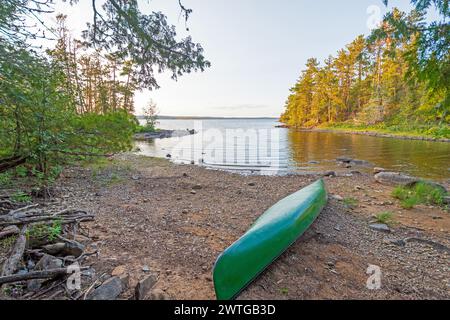 Kanu auf der Küste in einer ruhigen Bucht am Saganaga Lake im Boundary Waters Canoe Area in Minnesota Stockfoto
