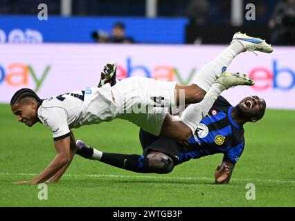 Mailand, Italien. März 2024. Marcus Thuram (R) des FC Inter (R) streitet mit dem Napoli Jens Cajuste während eines Fußballspiels der Serie A zwischen dem FC Inter und Napoli am 17. März 2024 in Mailand. Quelle: Alberto Lingria/Xinhua/Alamy Live News Stockfoto