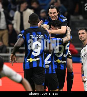 Mailand, Italien. März 2024. Matteo Darmian (Top) feiert sein Tor mit seinen Teamkollegen während eines Fußballspiels der Serie A zwischen dem FC Inter und Napoli in Mailand, Italien, am 17. März 2024. Quelle: Alberto Lingria/Xinhua/Alamy Live News Stockfoto