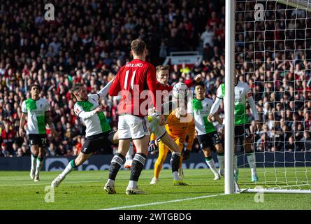 (240318) -- MANCHESTER, 18. März 2024 (Xinhua) -- Scott McTominay (C) von Manchester United erzielte beim Viertelfinalspiel des FA Cup zwischen Manchester United und Liverpool am 17. März 2024 in Manchester, Großbritannien. (XINHUA) NUR FÜR REDAKTIONELLE ZWECKE. NICHT ZUM VERKAUF FÜR MARKETING- ODER WERBEKAMPAGNEN. KEINE VERWENDUNG MIT NICHT AUTORISIERTEN AUDIO-, VIDEO-, DATEN-, REGALLISTEN, CLUB-/LEAGUE-LOGOS ODER LIVE-DIENSTEN. ONLINE-IN-MATCH-NUTZUNG AUF 45 BILDER BESCHRÄNKT, KEINE VIDETEMULATION. KEINE VERWENDUNG BEI WETTEN, SPIELEN ODER PUBLIKATIONEN FÜR EINZELNE CLUBS/LIGA/SPIELER. Stockfoto