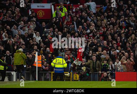 (240318) -- MANCHESTER, 18. März 2024 (Xinhua) -- Marcus Rashford von Manchester United feiert, nachdem er beim Viertelfinalspiel des FA Cup zwischen Manchester United und Liverpool am 17. März 2024 in Manchester, Großbritannien, einen Treffer erzielte. (XINHUA) NUR FÜR REDAKTIONELLE ZWECKE. NICHT ZUM VERKAUF FÜR MARKETING- ODER WERBEKAMPAGNEN. KEINE VERWENDUNG MIT NICHT AUTORISIERTEN AUDIO-, VIDEO-, DATEN-, REGALLISTEN, CLUB-/LEAGUE-LOGOS ODER LIVE-DIENSTEN. ONLINE-IN-MATCH-NUTZUNG AUF 45 BILDER BESCHRÄNKT, KEINE VIDETEMULATION. KEINE VERWENDUNG BEI WETTEN, SPIELEN ODER PUBLIKATIONEN FÜR EINZELNE CLUBS/LIGA/SPIELER. Stockfoto