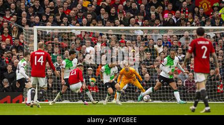 (240318) -- MANCHESTER, 18. März 2024 (Xinhua) -- Antony Matheus dos Santos (4. L) von Manchester United erzielte beim Viertelfinalspiel des FA Cup zwischen Manchester United und Liverpool am 17. März 2024 in Manchester, Großbritannien. (XINHUA) NUR FÜR REDAKTIONELLE ZWECKE. NICHT ZUM VERKAUF FÜR MARKETING- ODER WERBEKAMPAGNEN. KEINE VERWENDUNG MIT NICHT AUTORISIERTEN AUDIO-, VIDEO-, DATEN-, REGALLISTEN, CLUB-/LEAGUE-LOGOS ODER LIVE-DIENSTEN. ONLINE-IN-MATCH-NUTZUNG AUF 45 BILDER BESCHRÄNKT, KEINE VIDETEMULATION. KEINE VERWENDUNG BEI WETTEN, SPIELEN ODER PUBLIKATIONEN FÜR EINZELNE CLUBS/LIGA/SPIELER. Stockfoto