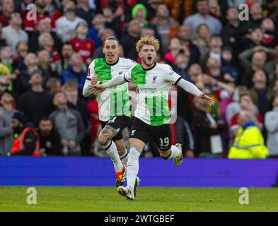 (240318) -- MANCHESTER, 18. März 2024 (Xinhua) -- Harvey Elliott (R) aus Liverpool feiert, nachdem er beim Viertelfinalspiel des FA Cup zwischen Manchester United und Liverpool am 17. März 2024 in Manchester, Großbritannien, einen Treffer erzielte. (XINHUA) NUR FÜR REDAKTIONELLE ZWECKE. NICHT ZUM VERKAUF FÜR MARKETING- ODER WERBEKAMPAGNEN. KEINE VERWENDUNG MIT NICHT AUTORISIERTEN AUDIO-, VIDEO-, DATEN-, REGALLISTEN, CLUB-/LEAGUE-LOGOS ODER LIVE-DIENSTEN. ONLINE-IN-MATCH-NUTZUNG AUF 45 BILDER BESCHRÄNKT, KEINE VIDETEMULATION. KEINE VERWENDUNG BEI WETTEN, SPIELEN ODER PUBLIKATIONEN FÜR EINZELNE CLUBS/LIGA/SPIELER. Stockfoto