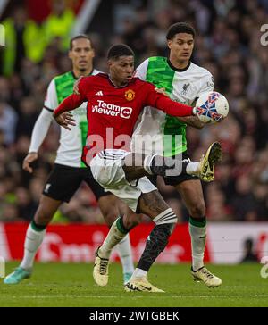 (240318) -- MANCHESTER, 18. März 2024 (Xinhua) -- Marcus Rashford (L) von Manchester United bricht am 17. März 2024 im Viertelfinale des FA Cup zwischen Manchester United und Liverpool in Manchester, Großbritannien, durch. (XINHUA) NUR FÜR REDAKTIONELLE ZWECKE. NICHT ZUM VERKAUF FÜR MARKETING- ODER WERBEKAMPAGNEN. KEINE VERWENDUNG MIT NICHT AUTORISIERTEN AUDIO-, VIDEO-, DATEN-, REGALLISTEN, CLUB-/LEAGUE-LOGOS ODER LIVE-DIENSTEN. ONLINE-IN-MATCH-NUTZUNG AUF 45 BILDER BESCHRÄNKT, KEINE VIDETEMULATION. KEINE VERWENDUNG BEI WETTEN, SPIELEN ODER PUBLIKATIONEN FÜR EINZELNE CLUBS/LIGA/SPIELER. Stockfoto