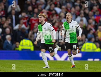 (240318) -- MANCHESTER, 18. März 2024 (Xinhua) -- Harvey Elliott (L) aus Liverpool feiert, nachdem er beim Viertelfinalspiel des FA Cup zwischen Manchester United und Liverpool am 17. März 2024 in Manchester, Großbritannien, einen Treffer erzielte. (XINHUA) NUR FÜR REDAKTIONELLE ZWECKE. NICHT ZUM VERKAUF FÜR MARKETING- ODER WERBEKAMPAGNEN. KEINE VERWENDUNG MIT NICHT AUTORISIERTEN AUDIO-, VIDEO-, DATEN-, REGALLISTEN, CLUB-/LEAGUE-LOGOS ODER LIVE-DIENSTEN. ONLINE-IN-MATCH-NUTZUNG AUF 45 BILDER BESCHRÄNKT, KEINE VIDETEMULATION. KEINE VERWENDUNG BEI WETTEN, SPIELEN ODER PUBLIKATIONEN FÜR EINZELNE CLUBS/LIGA/SPIELER. Stockfoto