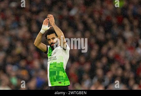 (240318) -- MANCHESTER, 18. März 2024 (Xinhua) -- Liverpool Mohamed Salah begrüßt die Zuschauer, als er beim Viertelfinalspiel des FA Cup zwischen Manchester United und Liverpool am 17. März 2024 in Manchester, Großbritannien, ersetzt wird. (XINHUA) NUR FÜR REDAKTIONELLE ZWECKE. NICHT ZUM VERKAUF FÜR MARKETING- ODER WERBEKAMPAGNEN. KEINE VERWENDUNG MIT NICHT AUTORISIERTEN AUDIO-, VIDEO-, DATEN-, REGALLISTEN, CLUB-/LEAGUE-LOGOS ODER LIVE-DIENSTEN. ONLINE-IN-MATCH-NUTZUNG AUF 45 BILDER BESCHRÄNKT, KEINE VIDETEMULATION. KEINE VERWENDUNG BEI WETTEN, SPIELEN ODER PUBLIKATIONEN FÜR EINZELNE CLUBS/LIGA/SPIELER. Stockfoto