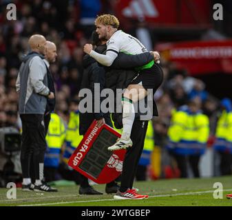 (240318) -- MANCHESTER, 18. März 2024 (Xinhua) -- Harvey Elliott (R) feiert mit Cheftrainer Jurgen Klopp, nachdem er am 17. März 2024 beim Viertelfinalspiel des FA Cup zwischen Manchester United und Liverpool in Manchester, Großbritannien, einen Treffer erzielt hat. (XINHUA) NUR FÜR REDAKTIONELLE ZWECKE. NICHT ZUM VERKAUF FÜR MARKETING- ODER WERBEKAMPAGNEN. KEINE VERWENDUNG MIT NICHT AUTORISIERTEN AUDIO-, VIDEO-, DATEN-, REGALLISTEN, CLUB-/LEAGUE-LOGOS ODER LIVE-DIENSTEN. ONLINE-IN-MATCH-NUTZUNG AUF 45 BILDER BESCHRÄNKT, KEINE VIDETEMULATION. KEINE VERWENDUNG BEI WETTEN, SPIELEN ODER PUBLIKATIONEN FÜR EINZELNE CLUBS/LIGA/SPIELER. Stockfoto