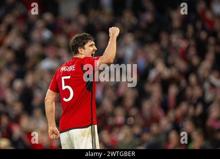 (240318) -- MANCHESTER, 18. März 2024 (Xinhua) -- Harry Maguire von Manchester United feiert den Sieg seiner Mannschaft nach dem Viertelfinalspiel des FA Cup zwischen Manchester United und Liverpool am 17. März 2024 in Manchester, Großbritannien. (XINHUA) NUR FÜR REDAKTIONELLE ZWECKE. NICHT ZUM VERKAUF FÜR MARKETING- ODER WERBEKAMPAGNEN. KEINE VERWENDUNG MIT NICHT AUTORISIERTEN AUDIO-, VIDEO-, DATEN-, REGALLISTEN, CLUB-/LEAGUE-LOGOS ODER LIVE-DIENSTEN. ONLINE-IN-MATCH-NUTZUNG AUF 45 BILDER BESCHRÄNKT, KEINE VIDETEMULATION. KEINE VERWENDUNG BEI WETTEN, SPIELEN ODER PUBLIKATIONEN FÜR EINZELNE CLUBS/LIGA/SPIELER. Stockfoto