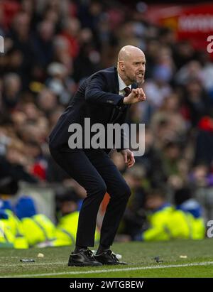 (240318) -- MANCHESTER, 18. März 2024 (Xinhua) -- Manchester United Coach Erik Ten Hag Gesten beim Viertelfinalspiel des FA Cup zwischen Manchester United und Liverpool am 17. März 2024 in Manchester, Großbritannien. (XINHUA) NUR FÜR REDAKTIONELLE ZWECKE. NICHT ZUM VERKAUF FÜR MARKETING- ODER WERBEKAMPAGNEN. KEINE VERWENDUNG MIT NICHT AUTORISIERTEN AUDIO-, VIDEO-, DATEN-, REGALLISTEN, CLUB-/LEAGUE-LOGOS ODER LIVE-DIENSTEN. ONLINE-IN-MATCH-NUTZUNG AUF 45 BILDER BESCHRÄNKT, KEINE VIDETEMULATION. KEINE VERWENDUNG BEI WETTEN, SPIELEN ODER PUBLIKATIONEN FÜR EINZELNE CLUBS/LIGA/SPIELER. Stockfoto