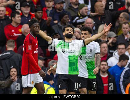 (240318) -- MANCHESTER, 18. März 2024 (Xinhua) -- Liverpool Mohamed Salah (C) feiert, nachdem er beim Viertelfinalspiel des FA Cup zwischen Manchester United und Liverpool am 17. März 2024 in Manchester, Großbritannien, einen Treffer erzielte. (XINHUA) NUR FÜR REDAKTIONELLE ZWECKE. NICHT ZUM VERKAUF FÜR MARKETING- ODER WERBEKAMPAGNEN. KEINE VERWENDUNG MIT NICHT AUTORISIERTEN AUDIO-, VIDEO-, DATEN-, REGALLISTEN, CLUB-/LEAGUE-LOGOS ODER LIVE-DIENSTEN. ONLINE-IN-MATCH-NUTZUNG AUF 45 BILDER BESCHRÄNKT, KEINE VIDETEMULATION. KEINE VERWENDUNG BEI WETTEN, SPIELEN ODER PUBLIKATIONEN FÜR EINZELNE CLUBS/LIGA/SPIELER. Stockfoto