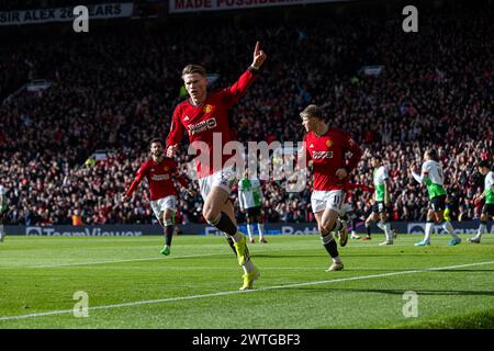 (240318) -- MANCHESTER, 18. März 2024 (Xinhua) -- Scott McTominay (Front) von Manchester United feiert, nachdem er beim Viertelfinalspiel des FA Cup zwischen Manchester United und Liverpool am 17. März 2024 in Manchester, Großbritannien, einen Treffer erzielte. (XINHUA) NUR FÜR REDAKTIONELLE ZWECKE. NICHT ZUM VERKAUF FÜR MARKETING- ODER WERBEKAMPAGNEN. KEINE VERWENDUNG MIT NICHT AUTORISIERTEN AUDIO-, VIDEO-, DATEN-, REGALLISTEN, CLUB-/LEAGUE-LOGOS ODER LIVE-DIENSTEN. ONLINE-IN-MATCH-NUTZUNG AUF 45 BILDER BESCHRÄNKT, KEINE VIDETEMULATION. KEINE VERWENDUNG BEI WETTEN, SPIELEN ODER PUBLIKATIONEN FÜR EINZELNE CLUBS/LIGA/SPIELER. Stockfoto