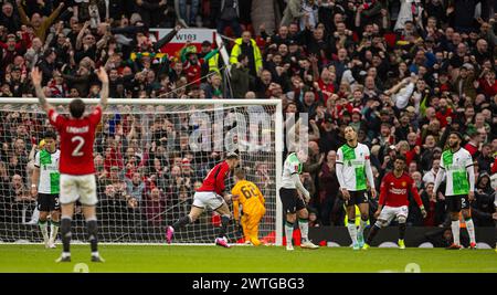 (240318) -- MANCHESTER, 18. März 2024 (Xinhua) -- Antony Matheus dos Santos (3. L) von Manchester United feiert nach einem Treffer im Viertelfinale des FA Cup zwischen Manchester United und Liverpool am 17. März 2024 in Manchester, Großbritannien. (XINHUA) NUR FÜR REDAKTIONELLE ZWECKE. NICHT ZUM VERKAUF FÜR MARKETING- ODER WERBEKAMPAGNEN. KEINE VERWENDUNG MIT NICHT AUTORISIERTEN AUDIO-, VIDEO-, DATEN-, REGALLISTEN, CLUB-/LEAGUE-LOGOS ODER LIVE-DIENSTEN. ONLINE-IN-MATCH-NUTZUNG AUF 45 BILDER BESCHRÄNKT, KEINE VIDETEMULATION. KEINE VERWENDUNG BEI WETTEN, SPIELEN ODER PUBLIKATIONEN FÜR EINZELNE CLUBS/LIGA/SPIELER. Stockfoto