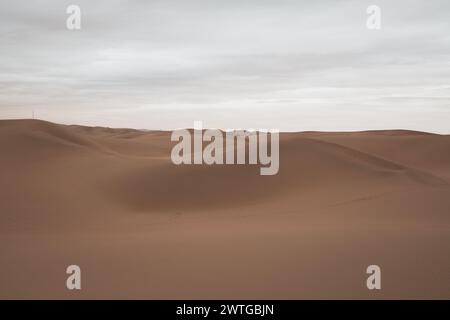 Dramatischer Himmel über den endlosen Sanddünen der Wüste Gobi in der Inneren Mongolei, China. Hintergrund mit Kopierraum für Text Stockfoto