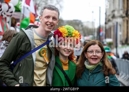 London, Großbritannien. März 2024. Die Leute besuchen die St. Patrick's Day Parade in London, Großbritannien, am 17. März 2024. St. Patrick's Day wird von irischen Gemeinden auf der ganzen Welt gefeiert. Quelle: Xinhua/Alamy Live News Stockfoto