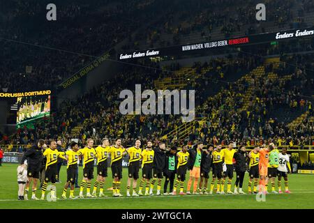 Dortmund, Deutschland. März 2024. Die Spieler von Borussia Dortmund begrüßen die Zuschauer, nachdem sie am 17. März 2024 in Dortmund das erste Bundesliga-Spiel zwischen Borussia Dortmund und Eintracht Frankfurt gewonnen hatten. Quelle: Joachim Bywaletz/Xinhua/Alamy Live News Stockfoto