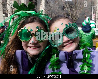 Toronto, Kanada. März 2024. Gekleidete Mädchen posieren für Fotos während der Toronto St. 2024 Patrick's Day Parade in Toronto, Kanada, am 17. März 2024. Quelle: Zou Zheng/Xinhua/Alamy Live News Stockfoto