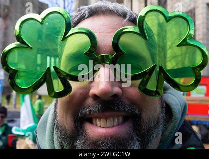 Toronto, Kanada. März 2024. Ein Mann, der eine Shamrock-Brille trägt, wird während der Toronto St. 2024 gesehen Patrick's Day Parade in Toronto, Kanada, am 17. März 2024. Quelle: Zou Zheng/Xinhua/Alamy Live News Stockfoto