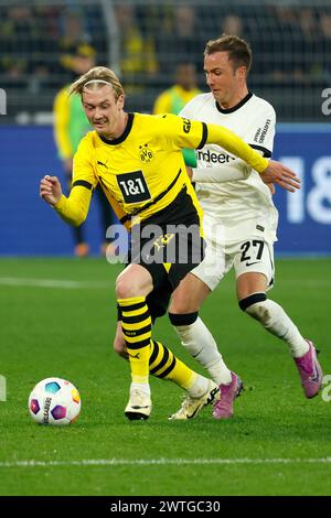 Dortmund, Deutschland. März 2024. Julian Brandt (L) von Borussia Dortmund streitet mit Mario Goetze von Eintracht Frankfurt am 17. März 2024 im ersten Bundesliga-Spiel zwischen Borussia Dortmund und Eintracht Frankfurt in Dortmund. Quelle: Joachim Bywaletz/Xinhua/Alamy Live News Stockfoto