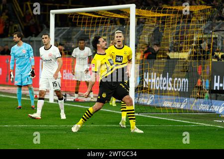 Dortmund, Deutschland. März 2024. Mats Hummels (Front) von Borussia Dortmund feiert am 17. März 2024 in Dortmund das Torspiel der ersten Bundesliga zwischen Borussia Dortmund und Eintracht Frankfurt. Quelle: Joachim Bywaletz/Xinhua/Alamy Live News Stockfoto