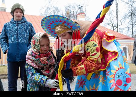 St. Petersburg, Russland. März 2024. Die Menschen nehmen an einem Spiel Teil, das Maslenitsa feiert, einem religiösen Feiertag, der das Ende des Winters und den Beginn des Frühlings in St. Petersburg, Russland, 17. März 2024. Quelle: Irina Motina/Xinhua/Alamy Live News Stockfoto