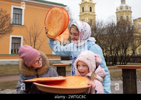 St. Petersburg, Russland. März 2024. Die Menschen nehmen an einem Spiel Teil, das Maslenitsa feiert, einem religiösen Feiertag, der das Ende des Winters und den Beginn des Frühlings in St. Petersburg, Russland, 17. März 2024. Quelle: Irina Motina/Xinhua/Alamy Live News Stockfoto