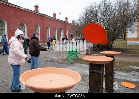 St. Petersburg, Russland. März 2024. Die Menschen nehmen an einem Spiel Teil, das Maslenitsa feiert, einem religiösen Feiertag, der das Ende des Winters und den Beginn des Frühlings in St. Petersburg, Russland, 17. März 2024. Quelle: Irina Motina/Xinhua/Alamy Live News Stockfoto